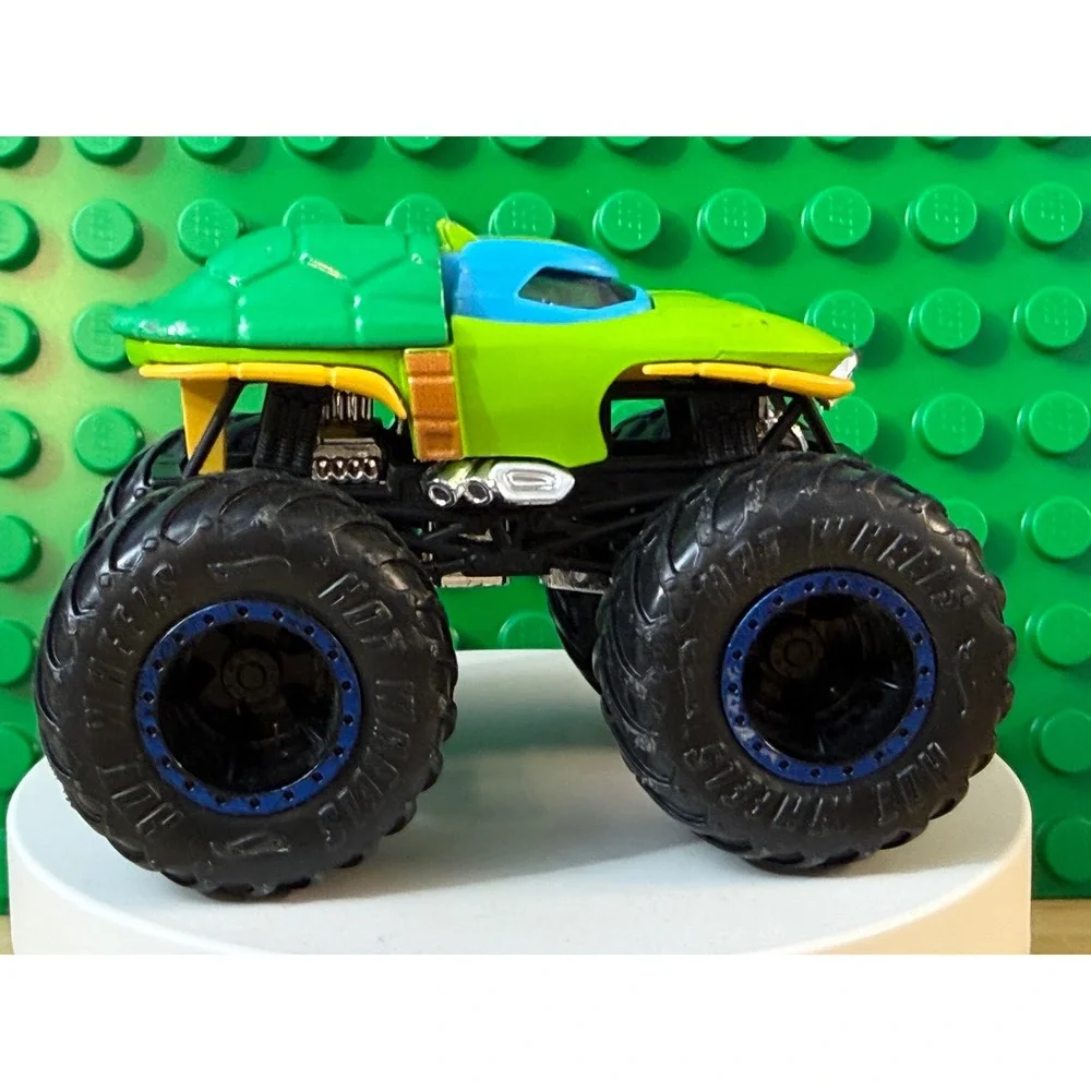 Hot Wheels Monster Trucks Leonardo TMNT Green Blue 1:64 Diecast Toy Car